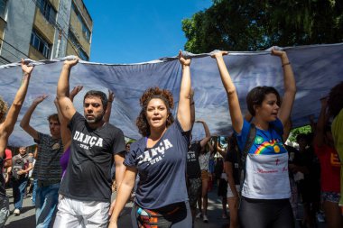 Salvador, Bahia, Brezilya - 30 Mayıs 2019: Öğrenciler, Salvador, Bahia 'da Cumhurbaşkanı Jair Bolsonaro tarafından Brezilya' da eğitime yapılan para kesintilerini protesto ederken görülüyor.