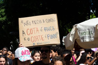 Salvador, Bahia, Brezilya - 30 Mayıs 2019: İnsanlar, Bahia 'nın Salvador kentinde Başkan Jair Bolsonaro' nun eğitim fonlarındaki kesintileri protesto eden posterlerle görülüyor.