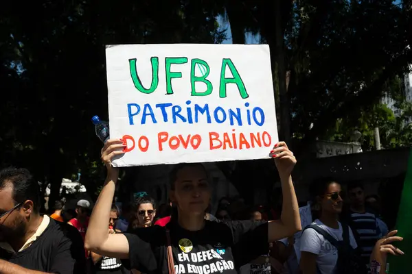 Salvador, Bahia, Brezilya - 30 Mayıs 2019: İnsanlar, Bahia 'nın Salvador kentinde Başkan Jair Bolsonaro' nun eğitim fonlarındaki kesintileri protesto eden posterlerle görülüyor.