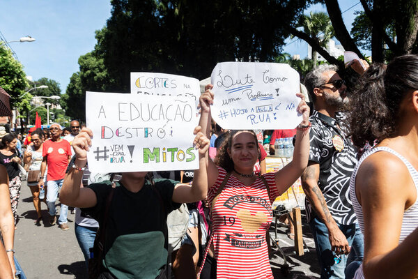 Сальвадор, Баия, Бразилия - 30 мая 2019 года: Президент Джаир Болсонаро (Jair Bolsonaro) в городе Сальвадор (Bahia) видел людей с плакатами, протестующих против сокращения финансирования образования.