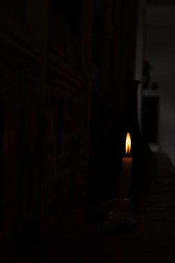 Salvador, Bahia, Brezilya - 2 Kasım 2018: Bahia 'nın Salvador kentindeki Campo Santo mezarlığında yanan bir mum.