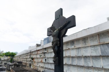 Salvador, Bahia, Brezilya - 02 Kasım 2023: Salvador, Bahia 'daki Campo Santo mezarlığının iç kısmı.