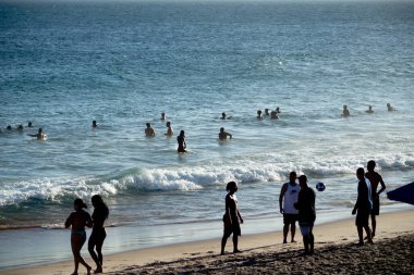 Salvador, Bahia, Brezilya - 12 Kasım 2023: Turistler Salvador, Bahia kentindeki Praia da Barra 'da denize girerken görüldü.
