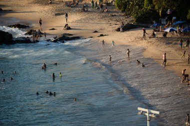 Salvador, Bahia, Brezilya - 12 Kasım 2023: Turistler Salvador, Bahia kentindeki Praia da Barra 'da denize girerken görüldü.