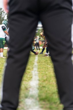 Camacari, Bahia, Brezilya - 30 Eylül 2023: Camacari, Bahia 'daki Armando Oliveira Stadyumu' nda oynanan maçta hakemin bacaklarının arasına bakın..