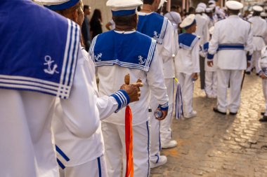 Saubara, Bahia, Brezilya - 06 Ağustos 2022: Bir Cheganca grubunun üyeleri Bahia 'daki Saubara şehrinin sokaklarında yürüyüş yaparken görüldü.