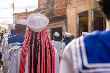 Saubara, Bahia, Brezilya - 06 Ağustos 2022: Bir Cheganca grubunun üyeleri Bahia 'daki Saubara şehrinin sokaklarında yürüyüş yaparken görüldü.