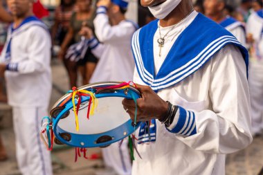 Saubara, Bahia, Brezilya - 06 Ağustos 2022: Bir Cheganca grubunun üyeleri Bahia 'daki Saubara şehrinin sokaklarında yürüyüş yaparken görüldü.