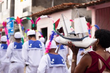 Saubara, Bahia, Brezilya - 06 Ağustos 2022: Chegancas toplantısı sırasında Bahia 'daki Saubara şehrinin sokaklarında yürüyen bir Marujada üyesi.