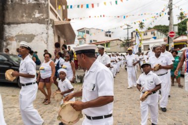 Saubara, Bahia, Brezilya - 06 Ağustos 2022: Marujada Fragata Brasileira üyeleri, Bahia, Saubara 'daki Chegancas toplantısında perküsyon enstrümanları çalıyorlar..