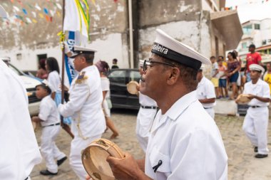Saubara, Bahia, Brezilya - 06 Ağustos 2022: Brezilyalı Fragata Marujada üyeleri, Bahia 'daki Saubara kentinde düzenlenen Chegancas toplantısında görüldü..