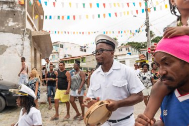 Saubara, Bahia, Brezilya - 06 Ağustos 2022: Brezilyalı Fragata Marujada üyeleri, Bahia 'daki Saubara kentinde düzenlenen Chegancas toplantısında görüldü..