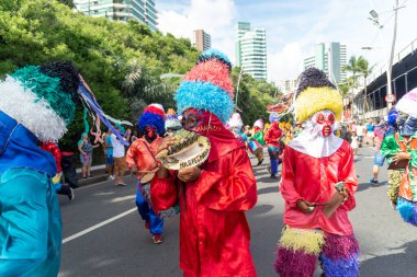 Salvador, Bahia, Brezilya - 11 Şubat 2023: Kültür grubu Zambiapunga, Bahia 'nın Salvador kentindeki karnaval öncesi Fuzue' de geçit töreninde görülüyor.