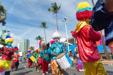 Salvador, Bahia, Brezilya - 11 Şubat 2023: Zambiapunga kültür grubu üyeleri, Salvador, Bahia 'daki karnaval öncesi Fuzue' de kostüm içinde geçit töreni yapıyorlar.