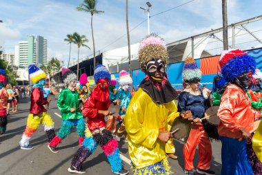 Salvador, Bahia, Brezilya - 11 Şubat 2023: Fuzue, Bahia kentindeki karnaval öncesi Fuzue sırasında kültür grubu Zambiapunga geçit törenleri.