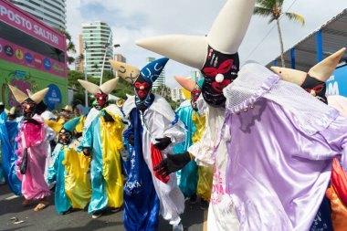 Salvador, Bahia, Brezilya - 11 Şubat 2023: Bir grup maskeli ve kostümlü insan Fuzue 'de, Salvador, Bahia, Brezilya' da karnaval öncesi geçit töreni.