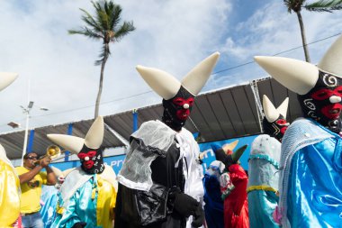 Salvador, Bahia, Brezilya - 11 Şubat 2023: Bir grup maskeli ve kostümlü insan Fuzue 'de, Salvador, Bahia, Brezilya' da karnaval öncesi geçit töreni.