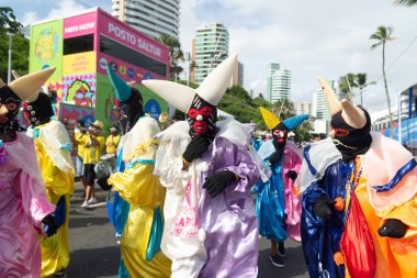 Salvador, Bahia, Brezilya - 11 Şubat 2023: Bir grup maskeli ve kostümlü insan Fuzue 'de, Salvador, Bahia, Brezilya' da karnaval öncesi geçit töreni.