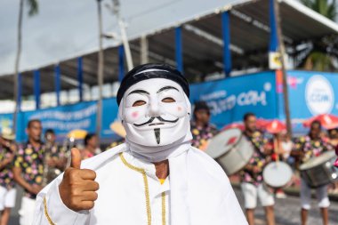 Salvador, Bahia, Brezilya - 11 Şubat 2023: Maragojipe 'den maskeli kültür grubu üyeleri, Salvador, Bahia' daki karnaval öncesi Fuzue 'de geçit töreni yapıyorlar..