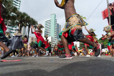 Salvador, Bahia, Brezilya - 11 Şubat 2023: Afro kültür grubu, Bahia 'nın Salvador kentindeki karnaval öncesi Fuzue' de gösteri yaparken görülüyor..