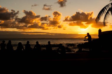 Salvador, Bahia, Brezilya - 30 Ağustos 2019: İnsanlar, siluet içinde, Salvador, Bahia kentindeki Porto da Barra 'da günbatımının tadını çıkarıyorlar.