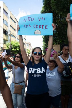 Salvador, Bahia, Brezilya - 30 Mayıs 2019: İnsanlar, Bahia 'nın Salvador kentinde Başkan Jair Bolsonaro' nun eğitim fonlarındaki kesintileri protesto eden posterlerle görülüyor.