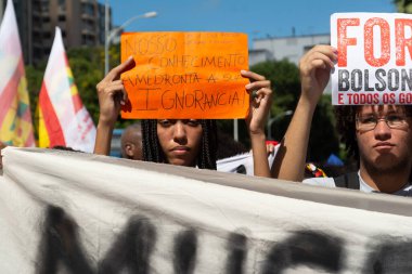 Salvador, Bahia, Brezilya - 30 Mayıs 2019: Brezilyalılar, Salvador, Bahia 'da Başkan Jair Bolsonaro' nun eğitimde yaptığı para kesintilerini protesto ettiler.