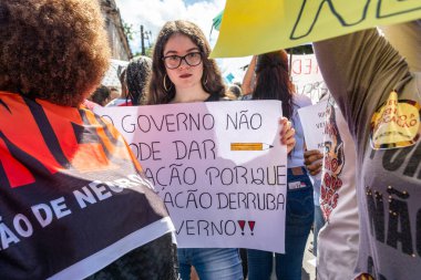 Salvador, Bahia, Brezilya - 30 Mayıs 2019: Brezilyalılar, Salvador, Bahia 'da Başkan Jair Bolsonaro' nun eğitimde yaptığı para kesintilerini protesto ettiler.