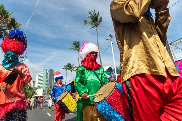 Salvador, Bahia, Brezilya - 11 Şubat 2023: Zambiapunga kültür grubu üyeleri, Salvador, Bahia 'daki karnaval öncesi Fuzue' de kostüm içinde geçit töreni yapıyorlar.