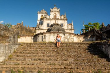 Cachoeira, Bahia 'daki Santo Antonio do Paraguacu Manastırı' nın merdivenlerinde oturan bir kadın..