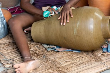 Aratuipe, Bahia, Brezilya - 30 Mayıs 2015: Bahia 'nın Aratuipe kentindeki Maragogipinho kentindeki seramik çalışmalar üzerinde elle çalışıyor.