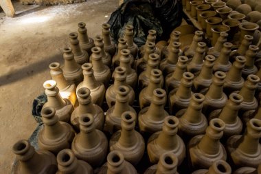 Aratuipe, Bahia, Brezilya - 30 Mayıs 2015: Bahia 'nın Aratuipe kentindeki Maragogipinho' da satılık seramik vazolar.