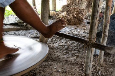 Aratuipe, Bahia, Brezilya - 30 Mayıs 2015: Bahia 'nın Aratuipe kentindeki Maragogipinho kentindeki seramik çalışmalar üzerinde elle çalışıyor.