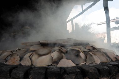 Aratuipe, Bahia, Brezilya - 30 Mayıs 2015: Bahia 'nın Aratuipe kentindeki Maragogipinho çömlekçiliğinden el yapımı ahşap fırın.