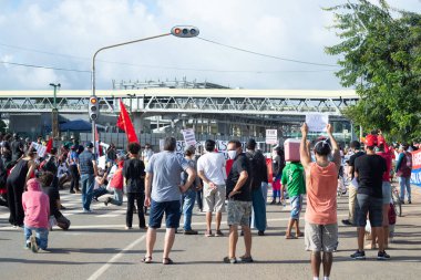 Salvador, Bahia, Brezilya - 07 Haziran 2020: Protestocular George Floyd 'un Salvador, Bahia' daki Covid-19 karantinası sırasında afiş ve pankartlarla ölümünü protesto ettiler.