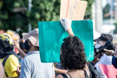 Salvador, Bahia, Brezilya - 07 Haziran 2020: Protestocular George Floyd 'un Salvador, Bahia' daki Covid-19 karantinası sırasında afiş ve pankartlarla ölümünü protesto ettiler.