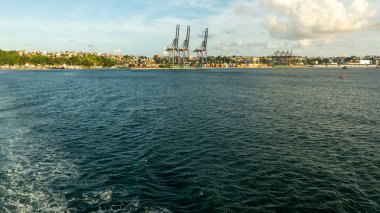 Salvador, Bahia, Brezilya - 09 Mart 2023: Baia de Todos os Santos 'ta denizden görülen Salvador, Bahia' daki deniz yükleme ve boşaltma limanı.