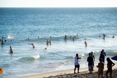 Salvador, Bahia, Brezilya - 12 Kasım 2023: Turistler Salvador, Bahia kentindeki Praia da Barra 'da denize girerken görüldü.