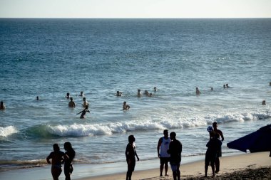 Salvador, Bahia, Brezilya - 12 Kasım 2023: İnsanlar Salvador, Bahia 'daki Praia da Barra' da güçlü güneş altında görüldüler.