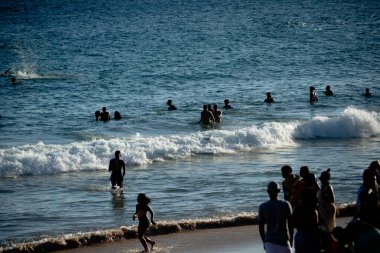 Salvador, Bahia, Brezilya - 12 Kasım 2023: İnsanlar Salvador, Bahia 'daki Praia da Barra' da güçlü güneş altında görüldüler.