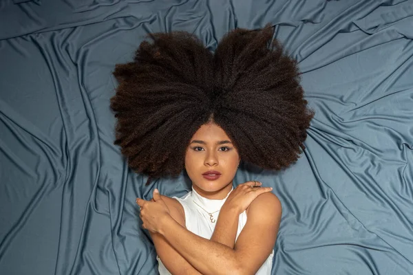 Wanita Muda Yang Cantik Dengan Rambut Hitam Melihat Kamera Tergeletak Stok Lukisan  
