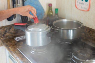 Düdüklü tencereden hava geliyor. Mutfakta tehlike var..