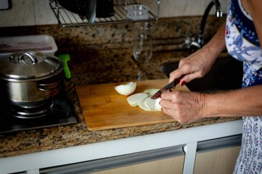 Eller soğanı dilimlere ayırıyor. Sağlıklı çeşni..