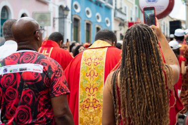 Salvador, Bahia, Brezilya - 4 Aralık 2023: Katolik rahipler, Bahia 'nın başkenti Pelourinho' da Santa Barbara 'ya giderken görüldü..