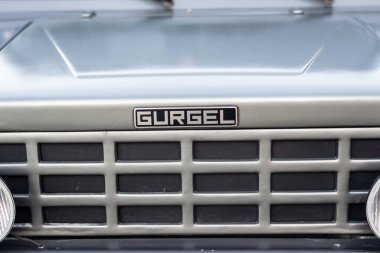 Salvador, Bahia, Brezilya - 02 Aralık 2023: Salvador, Bahia 'da sergilenen eski Gurgel arabasının logosu.