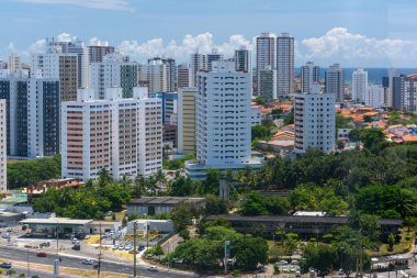 Salvador, Bahia, Brezilya - 02 Şubat 2015: Salvador, Bahia kentindeki Avenida Tancredo Neves 'teki finans binalarının tepesinden görüntü.