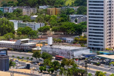 Salvador, Bahia, Brezilya - 02 Şubat 2015: Salvador, Bahia kentindeki Avenida Tancredo Neves 'teki finans binalarının tepesinden görüntü.