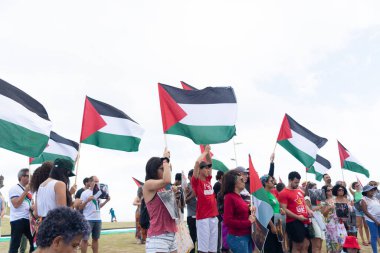 Salvador, Bahia, Brezilya - 11 Kasım 2023: Protestocular Salvador, Bahia 'da barışçıl bir protesto sırasında Filistin bayrağını tutarken görüldü.