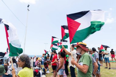 Salvador, Bahia, Brezilya - 11 Kasım 2023: Protestocular Salvador, Bahia 'daki bir protesto sırasında Filistin bayrağını tutarken görüldü.