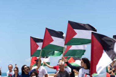 Salvador, Bahia, Brezilya - 11 Kasım 2023: Protestocular Salvador, Bahia 'da barışçıl bir protesto sırasında Filistin bayrağı taşıyorlar.